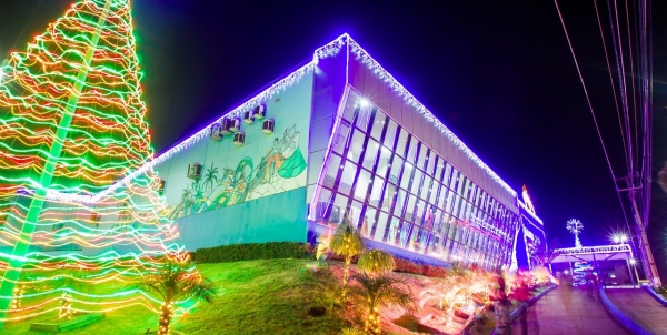 Decoração natalina atrai famílias ao prédio da Câmara Municipal de Parauapebas