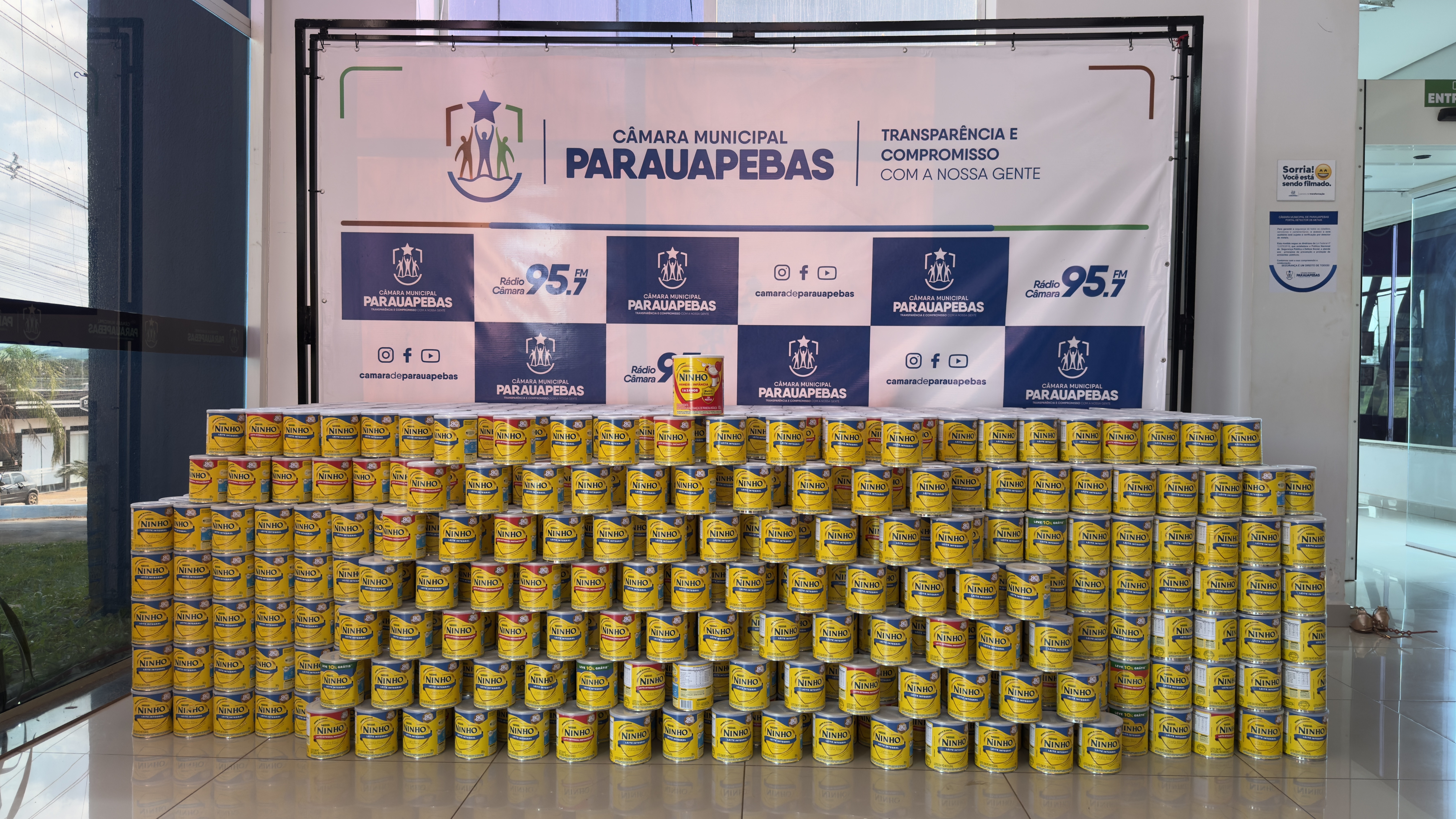 IServidores e vereadores da Câmara de Parauapebas realizam doação de 2.300 latas de leite a entidades sociais